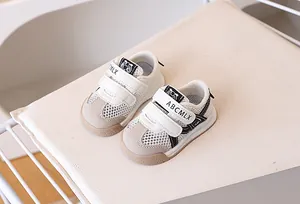 Vue détaillée des chaussures de marche bébé respirantes avec double velcro et semelle en gomme