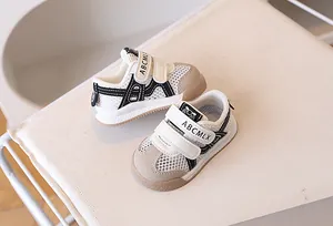 Vue détaillée de baskets en mesh pour tout-petits avec tissu respirant et velcro