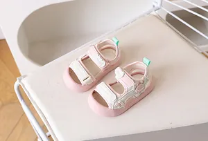 Detailopname van roze en witte peutersandalen met teenbescherming en handige klittenband
