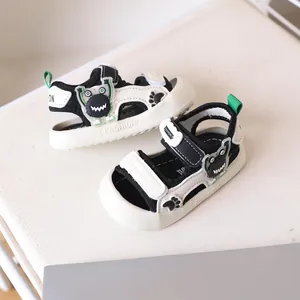 Sportieve kindersandalen met monsterprint en groene details op een stevige rubberen zool