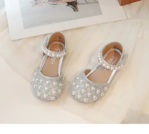Dettaglio di scarpe Mary Jane con paillettes argento con perle a cuore e strass luminosi