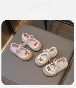 Détails des chaussures Mary Jane en mesh respirant avec broderies florales et cerises