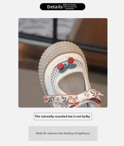 Gros plan du bout de chaussure enfant avec broderie cerise, maille et nœud à fleurs