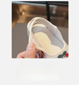 Détail de chaussures princesse fille avec broderie cerise et doublure en cuir respirant