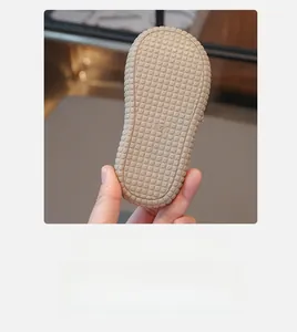 Gros plan sur la semelle antidérapante à texture quadrillée de la chaussure enfant