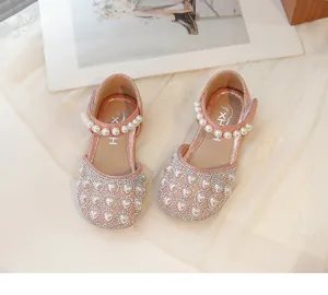 Dettaglio macro di scarpe da principessa rosa glitterate con perle a forma di cuore