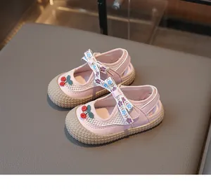 Détail de sandale rose pour fille avec mesh respirant et broderie de cerises