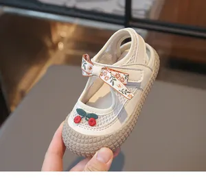 Détails de chaussures princesse pour fille avec nœud floral, broderie cerise et mesh