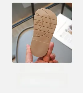 Détail de la semelle antidérapante kaki pour sandales enfant avec marquage de taille 23