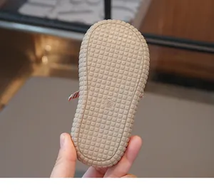 Détail de la semelle souple de chaussure bébé kaki avec texture antidérapante