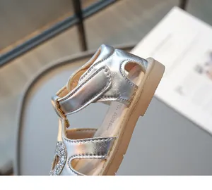 Détails de sandales argentées pour filles avec paillettes et bride velcro ajustable