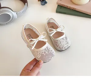 Vue détaillée des chaussures Mary Jane en dentelle pour fille avec nœud et broderie florale