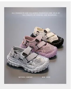Detailansicht von drei stylischen Kindersandalen mit atmungsaktivem Mesh und Klettverschluss