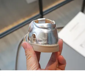 Sandales argentées pour bébé avec support de talon et fermeture par bande velcro