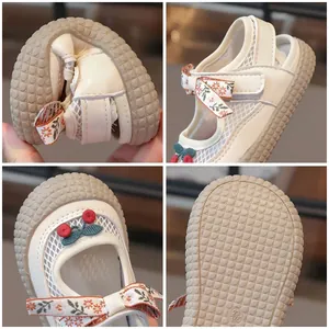 Chaussures de princesse fille blanc crème avec maille respirante et détail nœud cerise