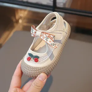 Sandales blanches en mesh pour fillettes avec broderie cerise et nœud floral élégant