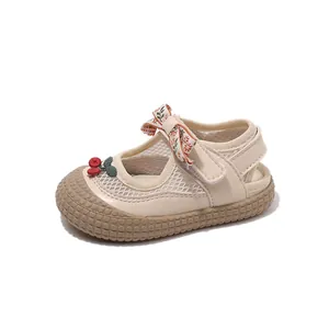Sandales en mesh pour tout-petits avec broderie cerise et nœud floral blanc cassé