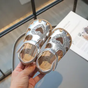Sandales Argentées à Bout Fermé pour Filles avec Cœur à Paillettes Cuir Synthétique Chaussures de Plage Été pour Enfants