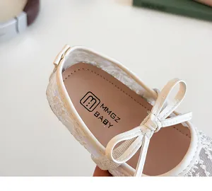 Détail de chaussures Mary Jane blanches en dentelle pour fille avec nœud et semelle cuir