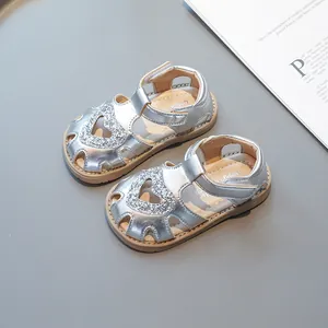 Sandales de princesse argentées pour filles avec détails cœur et design ajouré