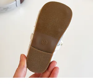 Détail de chaussures de princesse montrant la semelle en caoutchouc antidérapante taille 23
