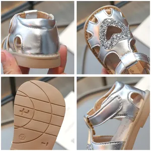 Sandales argentées pour filles avec cœurs à paillettes et semelles en caoutchouc antidérapantes