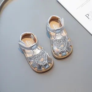 Sandales princesse argentées pour filles avec découpes en cœur et détails pailletés