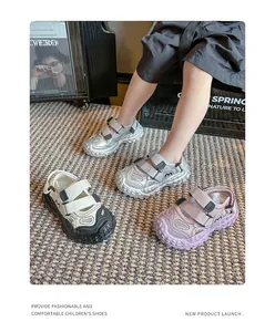 Details von atmungsaktiven Mädchen Sport-Sandalen mit rutschfester Sohle und Klettverschluss