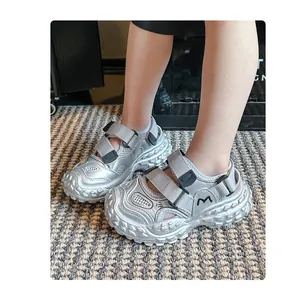 Detailansicht silberner Kindersneaker mit atmungsaktivem Mesh und Klettverschluss
