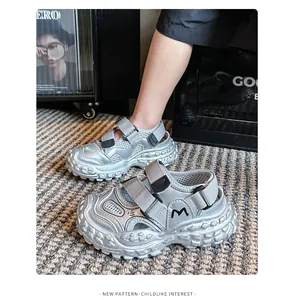 Detailsicht der silbernen Kinderschuhe mit atmungsaktivem Mesh und Klettverschluss