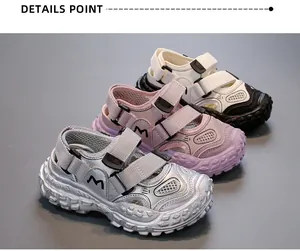 Detailansicht der atmungsaktiven Kinder-Sandalen mit Klettverschluss und dicker Anti-Rutsch-Sohle