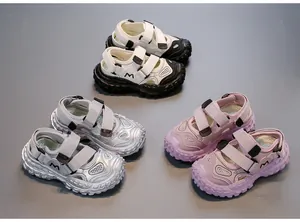 Drei Paar atmungsaktive Kinder-Sportsandalen mit Klettverschluss und rutschfester Gummisohle