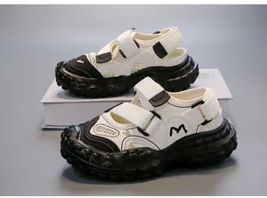 Detailansicht der Mädchen-Sportschuhe mit Mesh-Gewebe und doppeltem Klettverschluss