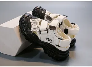 Detailansicht der Mädchen-Sportschuhe mit Klettverschluss und atmungsaktivem Mesh-Design