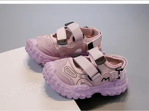 Makroaufnahme der rosa-violetten Mädchen-Sportsandalen mit doppeltem Klettverschluss