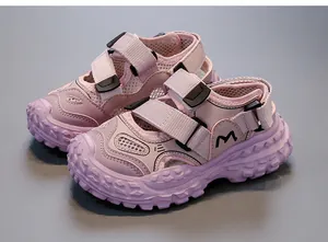 Detailansicht der atmungsaktiven pinken Mesh-Sneaker für Mädchen mit Doppel-Klettverschluss