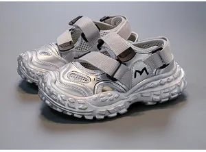 Details von silbernen Mädchen-Sportsandalen mit atmungsaktivem Mesh und Klettverschluss