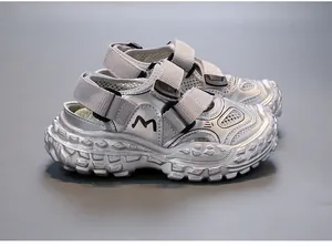 Detail von silbernen Kindersandalen mit Mesh, Klettverschluss und robuster Anti-Rutsch-Sohle