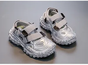 Detailansicht der silbernen Mädchen-Sandalen mit Mesh und Klettverschluss-Riemen
