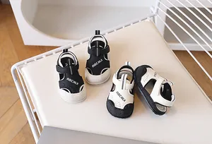 Détails de sandales pour bébés à bout fermé avec scratch et semelles en caoutchouc