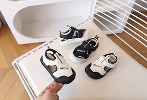 Détail de sandales d'été pour bébés avec design ajouré et semelles antidérapantes