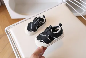 Détail de sandales bébé bout fermé avec fermeture velcro et semelle en caoutchouc antidérapante