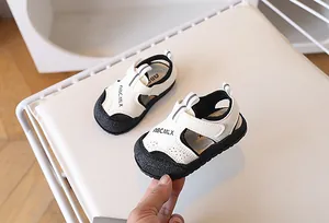 Détail de sandales pour bébé avec semelles antidérapantes et embout de protection