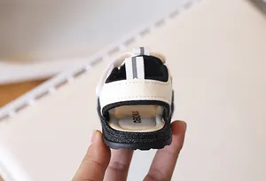 Vue détaillée du talon de sandale pour enfants avec bande réfléchissante de sécurité