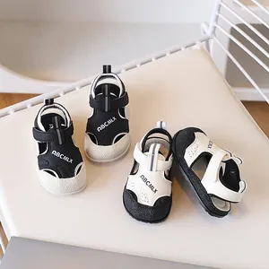Sandales pour bébés à bout fermé noir et beige avec velcro réglable et logo ABCMLX stylé