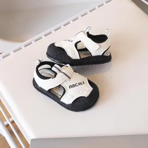 Sandales de sport pour enfants en noir et blanc avec trous et fermetures velcro