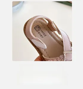 Dettaglio sandalo rosa in pelle con bordi ondulati e soletta morbida per bambina