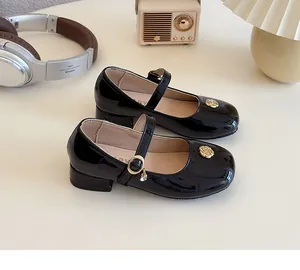 Dettagli di scarpe Mary Jane in vernice nera con rosa dorata e fibbia con strass