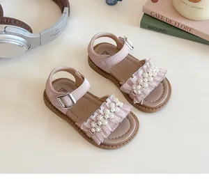 Dettaglio di sandali rosa da bambina con fiori di perle e volant in una scena di stile di vita