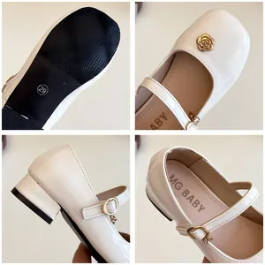 Scarpe Mary Jane bambina bianco crema con rosa dorata e suola antiscivolo